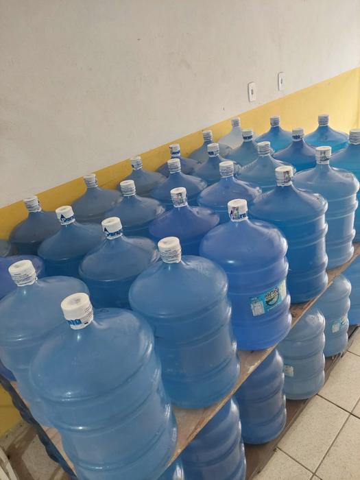 Galões de água mineral 20 litros no depósito