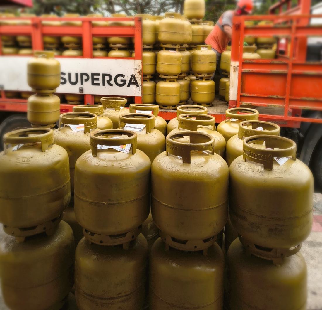 Botijões de gás 13 kg Supergasbras lacrados, recém-chegados do distribuidor