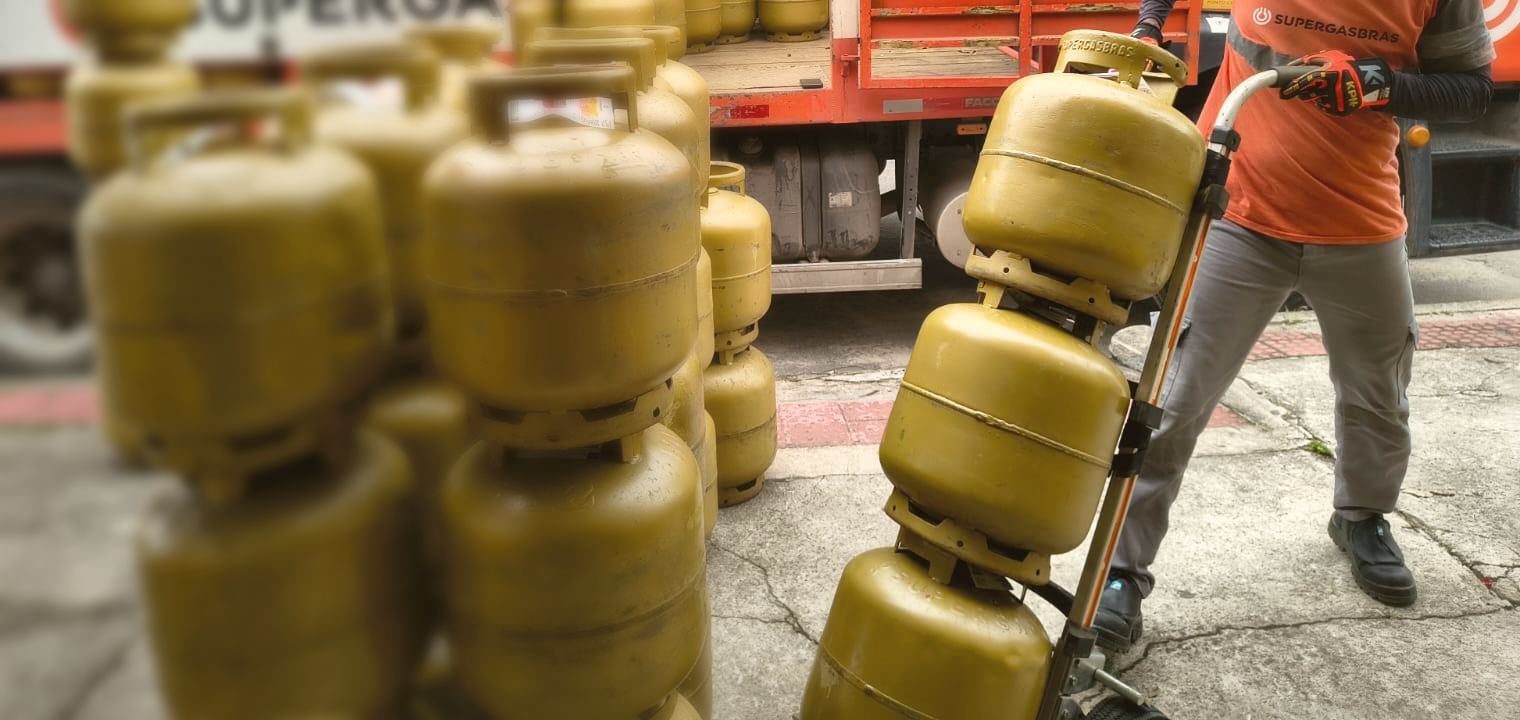 Entregador da Tosta Gás levando botijões no carrinho
